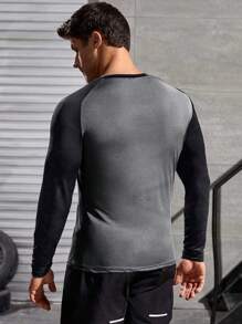 Manfinity Sport Corelite 撞色圆领男友风男式长袖运动 T 恤 - 淺灰色 - 查看 4
