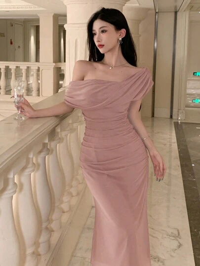 DAZY ชุดกลางเพศหญิงสีพื้นคอเฉียงแขนสั้นความยาวกลาง สำหรับงานฮอมคัมมิ่ง วันเกิด ปีใหม่ ชุดราตรีสวยงาม ชุดเดรสสำหรับงานแต่งงาน