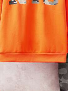 SHEIN 2 件套青少年男童休闲宽松连帽衫，带字母印花和迷彩慢跑裤套装 - 橘色 - 查看 4