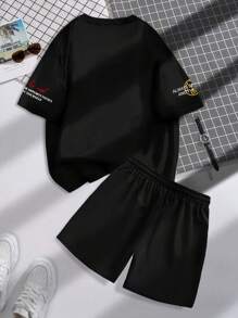 Manfinity Campus Court 男士休闲字母印花落肩宽松黑色 T 恤和抽绳腰短裤套装，夏季 - 黑色 - 查看 2