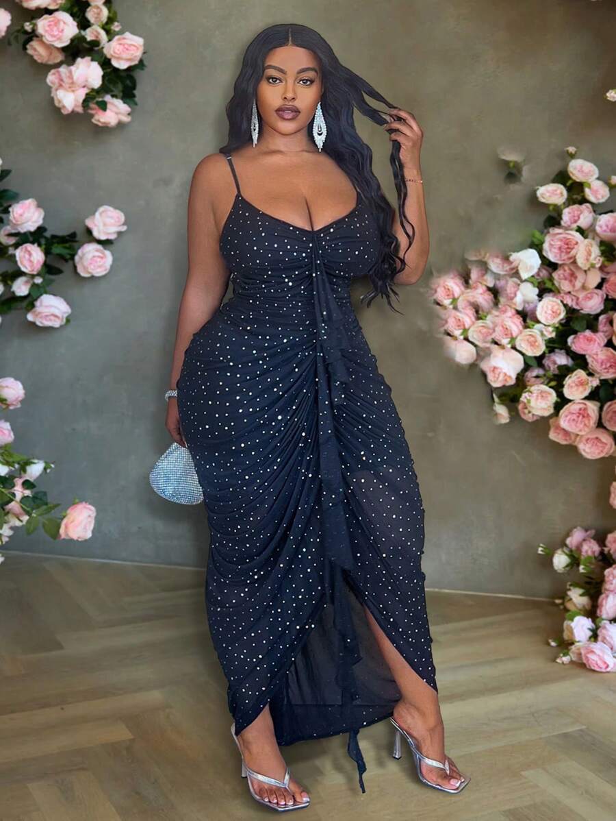 Slaydiva Vestido Curto Preto com Gola Alta de Tule e Paetês Plus Size Feminino, Vestido Justo com Detalhes Franzidos, Babados Frontais Elegantes e Comprimento Longo - Preto - Visão 1
