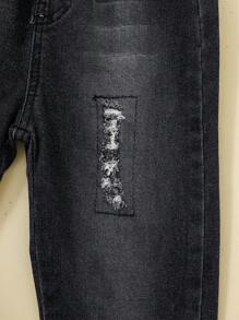 YOUNG BOY 街头大胆风格熊脸和口号刺绣细节半拉链连帽衫运动衫和全弹性腰部贴布细节破洞弹力牛仔裤两件套 - 彩色 - 查看 7