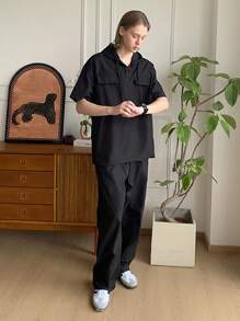 Manfinity VCAY Conjunto de 2 piezas: camisa con capucha de manga corta holgada de tela tejida negra y pantalón recto de cintura elástica, atuendo informal casual para hombre - Negro - Ver 3