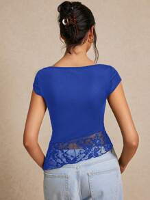 Poéselle Damen Sommer enganliegendes asymmetrisches T-Shirt mit Spitze, Kurzarm, Saum Splissing und Volant Design