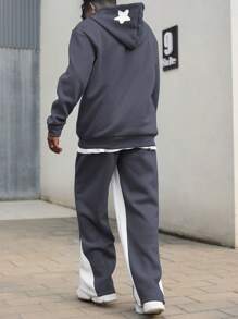 Manfinity EMRG Men's Casual Sports Letter & Star Print Kangaroo Pocket Hoodie And Pants Set, Autumn - Dark Grey - View 2