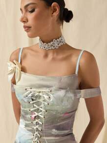 COSMINA Vestido mini ajustado para mujer con estampado de flor de loto, ojetes, cordones de ata y lazo decorativo hombros descubiertos