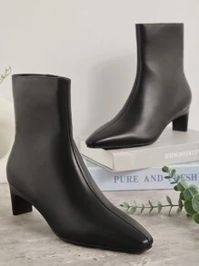SHUZIA Damen klassische, alltagstaugliche, minimalistische schwarze Ankle Boots mit spitzer Zehenkappe und Keilabsatz