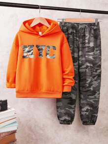 SHEIN 2 件套青少年男童休闲宽松连帽衫，带字母印花和迷彩慢跑裤套装 - 橘色 - 查看 6