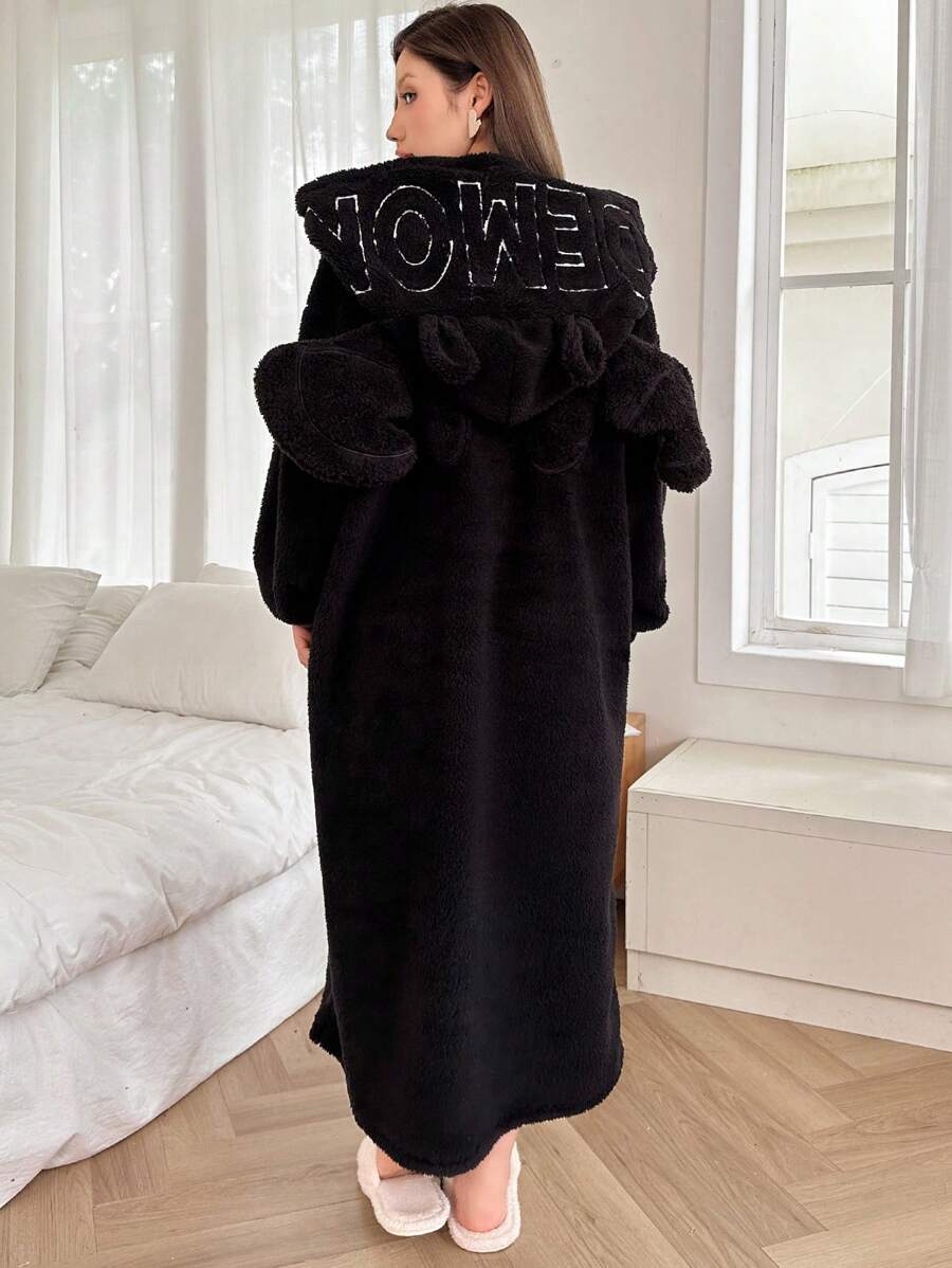 女士加大码字母刺绣连帽衫，带翅膀设计，超大毛绒长袖睡衣连衣裙 - 黑色 - 查看 1