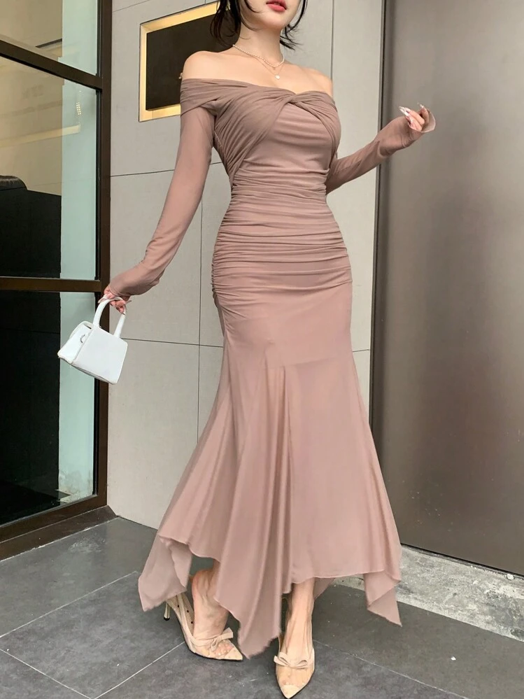 DAZY Vestido midi con hombros descubiertos y detalle de torsión en color sólido para mujeres, vestido de cóctel elegante para primavera/verano con volantes, ropa de otoño, ropa de vuelta al colegio, vestido de manga larga - Marrón - Añade 3