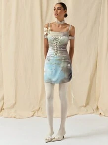 COSMINA Vestido mini ajustado para mujer con estampado de flor de loto, ojetes, cordones de ata y lazo decorativo hombros descubiertos