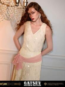 The Great Gatsby x MOTF LACE SOLID V-NECK TANK TOP - Apricot - View 2