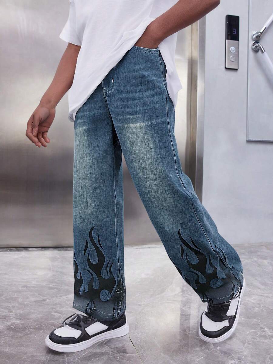 SHEIN 青少年男孩时尚休闲黑色火焰图案设计复古蓝色直筒牛仔裤，适合日常穿着和秋季儿童服装 - 藍色 - 查看 1