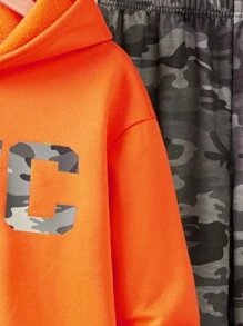 SHEIN 2 件套青少年男童休闲宽松连帽衫，带字母印花和迷彩慢跑裤套装 - 橘色 - 查看 5