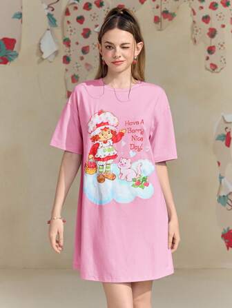 Strawberry Shortcake X SHEIN Chemise de nuit ample avec épaules dégagées, à motifs de personnages de bandes dessinées et slogans pour femmes, style décontracté
