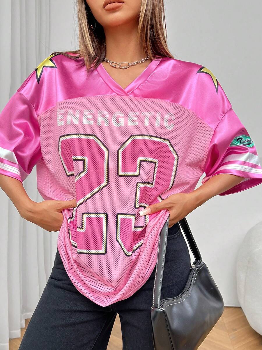 SHEIN PETITE Nouveau t-shirt rose ample et décontracté pour femmes, col en V, style sport avec lettrage et patchwork imprimé - Rose bonbon - Voir 1