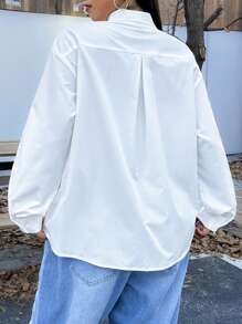 SHEIN EZwear 大码简约纯色白衬衫，蝴蝶结和前扣，秋季休闲装 - 白色 - 查看 2