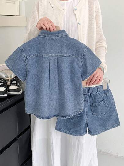 SHEIN Vintaside Kids بلوزة مطرزة بديناصورات وسروال قصير جينز للأولاد الصغار