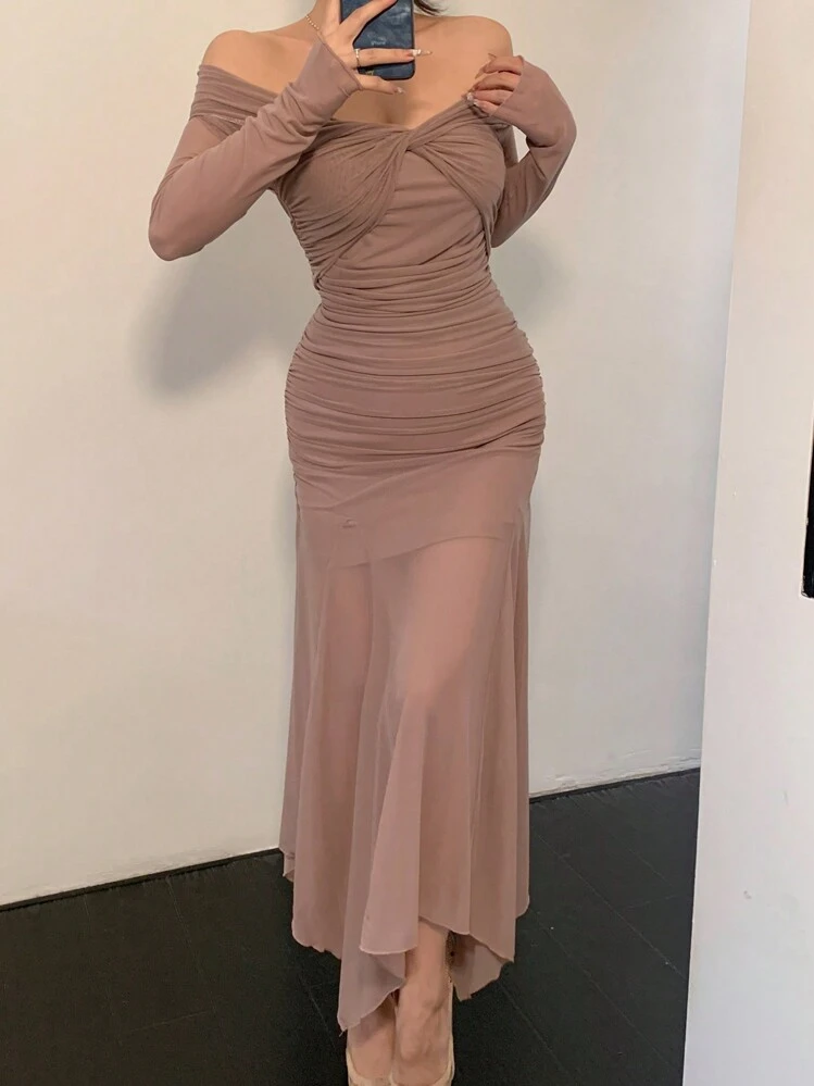 DAZY Vestido midi con hombros descubiertos y detalle de torsión en color sólido para mujeres, vestido de cóctel elegante para primavera/verano con volantes, ropa de otoño, ropa de vuelta al colegio, vestido de manga larga - Marrón - Añade 5
