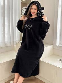 女士加大码字母刺绣连帽衫，带翅膀设计，超大毛绒长袖睡衣连衣裙 - 黑色 - 查看 3