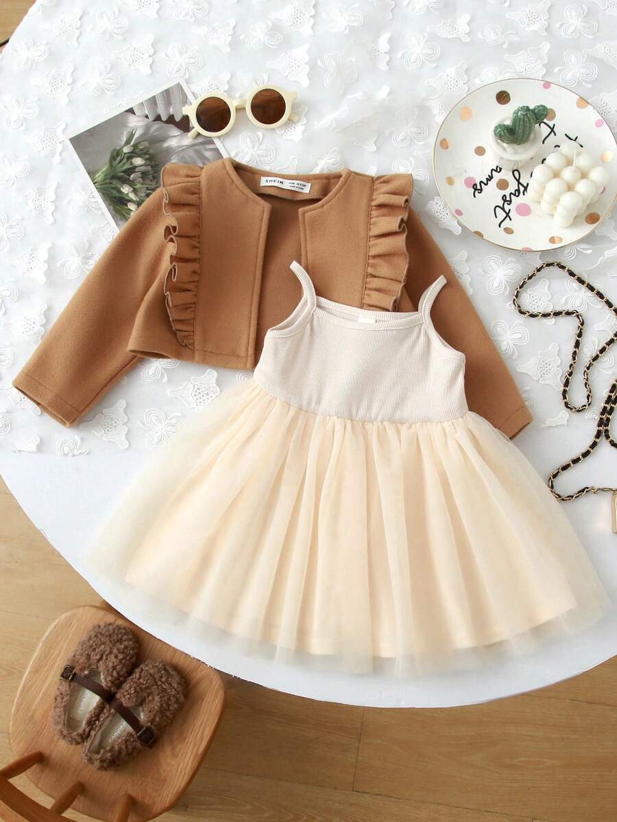 SHEIN 2 件套女婴秋冬装：针织撞色网眼吊带裙和卡其色外套套装 - 棕色 - 查看 1