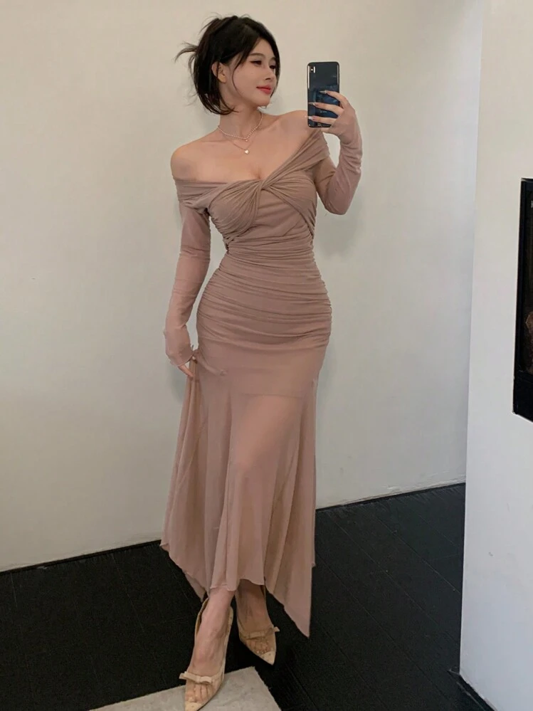 DAZY Vestido midi con hombros descubiertos y detalle de torsión en color sólido para mujeres, vestido de cóctel elegante para primavera/verano con volantes, ropa de otoño, ropa de vuelta al colegio, vestido de manga larga - Marrón - Añade 8
