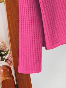 SHEIN Set de 2 piezas para niñas jóvenes con camiseta retro 2 en 1 + pantalones vaqueros de mezclilla con bordado de cerezas - Rosa Fucsia - Ver 7
