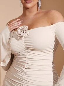 SHEIN BAE 大码淑女甜美辣妹仙女优雅时尚秋冬季日常约会外出秋季纯色性感单肩长袖3D立体花朵装饰女式裹身褶皱迷你连衣裙 - 米色 - 查看 9