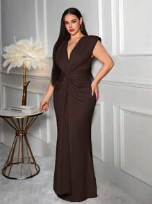 SHEIN SXY 大码纯色深 V 领无袖性感连衣裙 - 咖啡棕 - 查看 1
