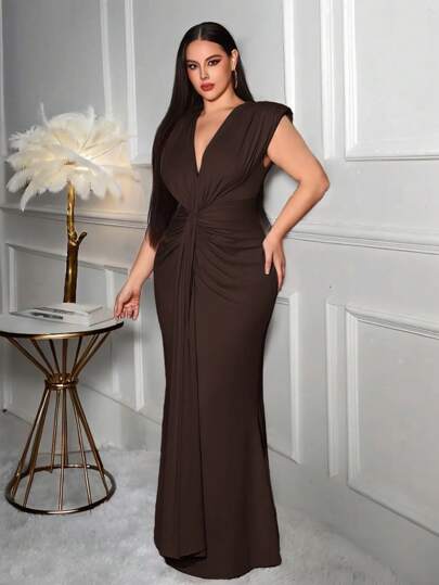 SHEIN SXY Plus Size Solid Color Deep V-Neck Sleeveless Sexy Dress