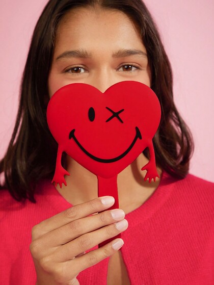SmileyWorld® | SHEIN Miroir à main rouge avec motif de cœur de bande dessinée