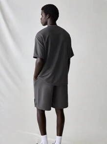 Manfinity VCAY 2 件套休闲青年男士针织数字印花短袖 T 恤和松紧腰短裤套装 - 深灰色 - 查看 3