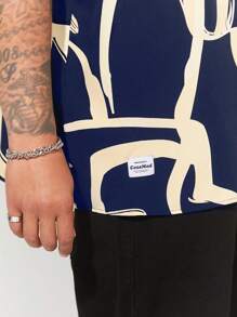 Manfinity VCAY 大码男士休闲编织修身常规肩立领短袖衬衫，适合夏季日常穿着 - 藍色 - 查看 3