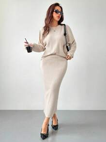 SHEIN PETITE Conjunto informal de 2 piezas de top corto acanalado de manga murciélago y falda para mujer