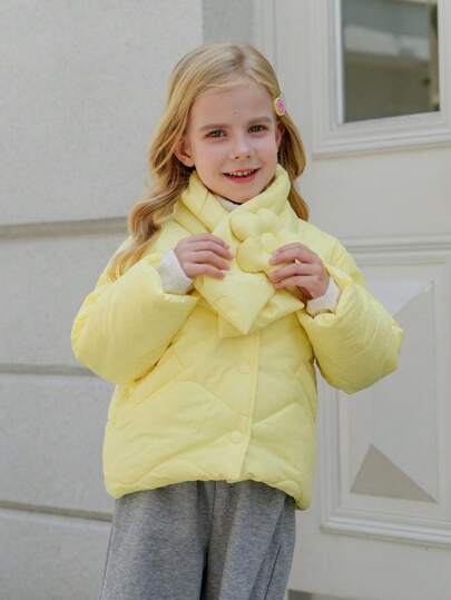 年轻女孩花夹克搭配黄色花围巾，深色图案印花