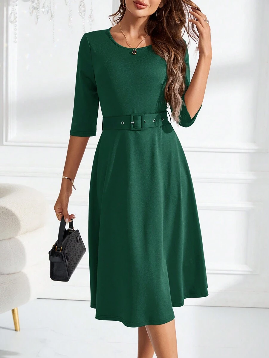SHEIN Clasi Vestido elegante de longitud media con cuello redondo, manga corta, cintura con ojetes y lazo en unicolor para mujeres - Verde Oscuro - Ver 1