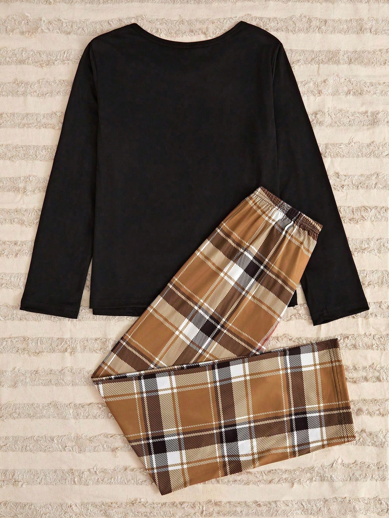 طقم بيجامة مكون من تي شيرت بطباعة كرتونية وبنطلون...