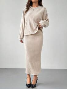SHEIN PETITE Conjunto informal de 2 piezas de top corto acanalado de manga murciélago y falda para mujer