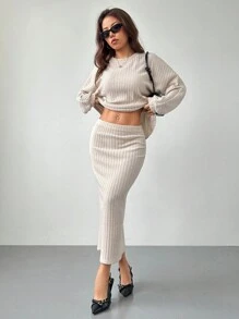 SHEIN PETITE Conjunto informal de 2 piezas de top corto acanalado de manga murciélago y falda para mujer