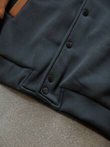 Manfinity Streetrush Chaqueta de béisbol casual de manga larga con botones y estampado de letras con contraste de color para hombres, otoño