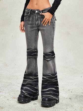 Grunge Punk Jeans acampanados con lavado retro y bolsillos traseros, con adornos de aplicaciones de alas de piel sintética, bordados, remaches y perlas
