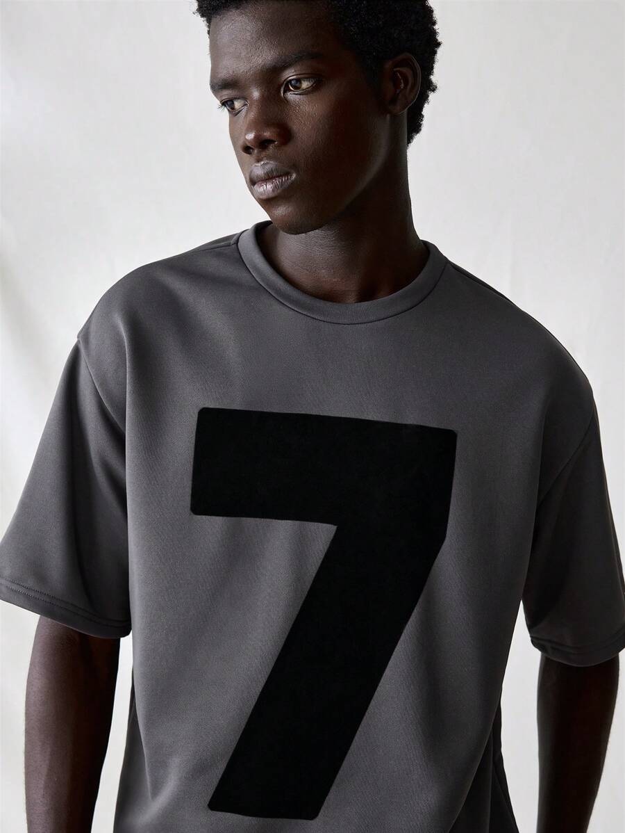 Manfinity VCAY 2 件套休闲青年男士针织数字印花短袖 T 恤和松紧腰短裤套装 - 深灰色 - 查看 1