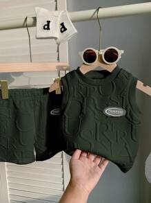 SHEIN Playful Pals 3 件装男婴休闲简约运动 3D 字母图案背心和短裤套装（带包），适合户外、春夏季 - 軍綠色 - 查看 1