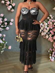 Slaydiva Vestido elegante, de fiesta, de evento, de noche y de cita, ajustado y sólido negro, sin tirantes, con cintura cincelada, con remiendos de volantes y encaje transparente para mujeres de talla grande, primavera-verano