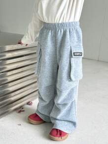 SHEIN 1 pieza Pantalón de chándal cómodo y versátil de estilo universitario casual para niños pequeños, de ajuste holgado, suave, grueso y con forro térmico, con bolsillos y decoración gráfica, adecuado para ropa de niños pequeños, escuela, vuelta al colegio, uso diario, salidas, deportes, otoño/invierno