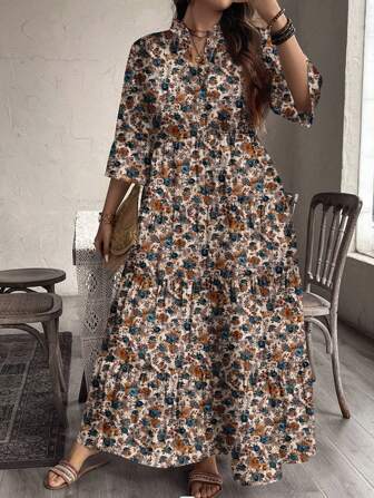Anis Illustration SHEIN LUNE CURVE Robe décontractée élégante à imprimé floral et de feuille pour grande taille. Convient pour l'automne, les festivals.