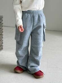 SHEIN 1 pieza Pantalón de chándal cómodo y versátil de estilo universitario casual para niños pequeños, de ajuste holgado, suave, grueso y con forro térmico, con bolsillos y decoración gráfica, adecuado para ropa de niños pequeños, escuela, vuelta al colegio, uso diario, salidas, deportes, otoño/invierno