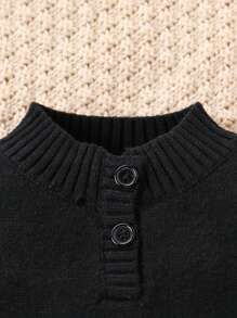 SHEIN 绅士风度男童半开领毛衣：半开领的设计给人一种优雅的感觉，“小绅士”的设计让男生穿上更能彰显绅士风范。 - 黑與白 - 查看 4