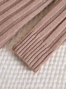 少女针织毛衣裙，秋冬新品。卡其色粗纱针织设计，展现独特个性。多层次的领口设计彰显时尚格调。时尚温暖的针织，四季皆宜。柔软亲肤的蓬松纱线材质，轻盈舒适。优雅精致的廓形，适合居家、休闲、校园、派对、度假等各种场合。 - 卡其色 - 查看 3