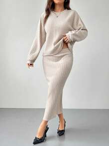 SHEIN PETITE Conjunto informal de 2 piezas de top corto acanalado de manga murciélago y falda para mujer